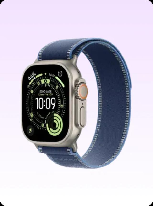ساعة Apple Watch Ultra 3 مقاس 49 مم مع سوار أزرق على خلفية فاتحة
